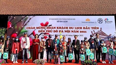 Hà Nội đón đoàn khách du lịch đầu tiên năm 2021 tại Văn Miếu- Quốc Tử Giám