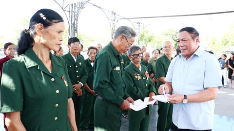 Bộ trưởng Nguyễn Văn Hùng tri ân các Anh hùng liệt sĩ, người có công với cách mạng