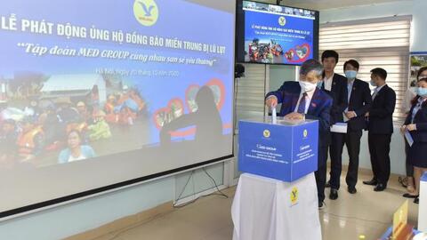 Bệnh viện đầu tiên hưởng ứng kêu gọi của Bộ Y tế ủng hộ nhân dân miền Trung lũ lụt