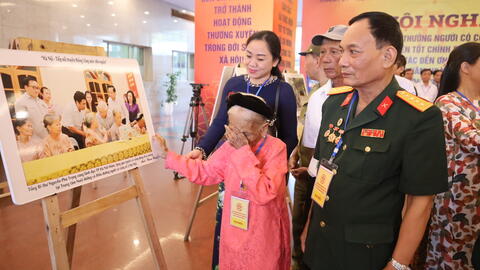 75 ảnh ấn tượng tại chuyên đề “Hà Nội- Tiếp nối truyền thống Uống nước nhớ nguồn”