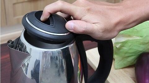 Nấu nước tắm bằng ấm siêu tốc, người phụ nữ bị điện giật tử vong