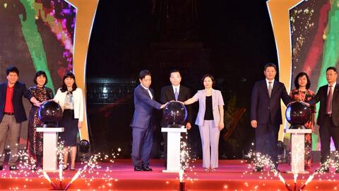Lễ hội Du lịch và văn hóa ẩm thực Hà Nội 2021 thu hút hàng nghìn người trong đêm khai mạc