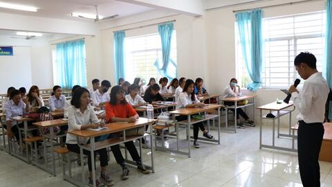 Ninh Thuận: Học sinh THPT trở lại trường học
