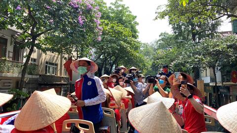 Đoàn vận động viên Thái Lan khám phá Hà Nội trên xe buýt 2 tầng