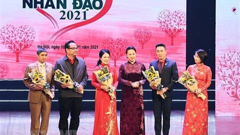 Trao yêu thương để người nghèo hưởng Tết ấm áp