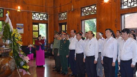 Thủ tướng dâng hoa, dâng hương tại Khu Di tích Quốc gia đặc biệt Kim Liên