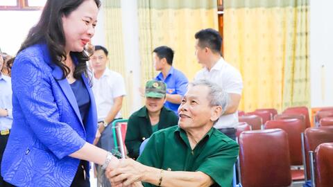 Phó Chủ tịch nước Võ Thị Ánh Xuân thăm, tặng quà thương, bệnh binh tại Nghệ An