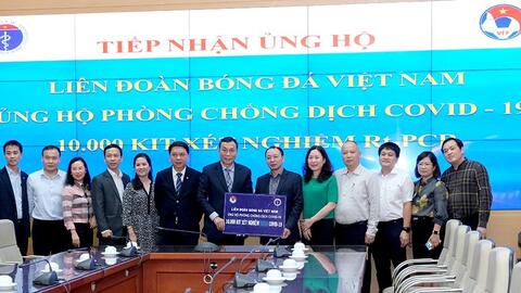 Liên đoàn Bóng đá Việt Nam trao tặng Bộ Y tế 10.000 bộ kit xét nghiệm trong phòng, chống dịch Covid-19