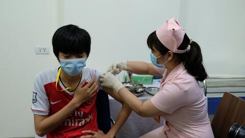 6 tình nguyện viên đầu tiên được tiêm thử nghiệm vắcxin “Made in Việt Nam” thứ hai