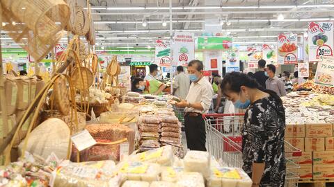 Sau một đêm mặt hàng thực phẩm đã đầy ắp các siêu thị tại Hà Nội