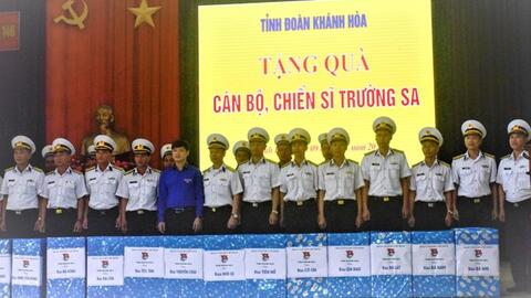 Khánh Hòa: Tặng 2.000 lá cờ Tổ quốc và 42 phần quà cho cán bộ, chiến sĩ Trường Sa