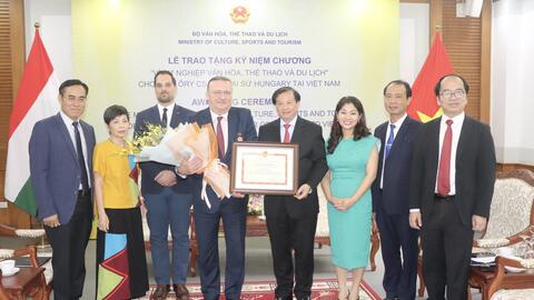 Trao tặng Kỷ niệm chương “Vì sự nghiệp Văn hoá, Thể thao và Du lịch” cho Đại sứ Đặc mệnh toàn quyền Hungary tại Việt Nam