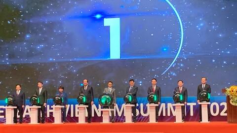 Phó Thủ tướng Vũ Đức Đam bấm nút khai trương 3 nền tảng y tế thông minh