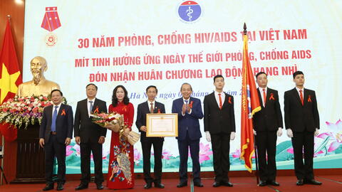Trao tặng Huân chương Lao động hạng Nhì cho Cục Phòng, chống HIV/AIDS