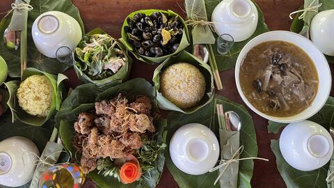 Độc đáo mâm cơm "Xa la party" của người Bru Vân Kiều