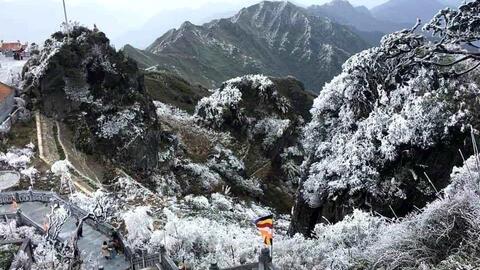 Khách du lịch rủ nhau đi Sa Pa, Cao Bằng, Mẫu Sơn ngắm băng tuyết