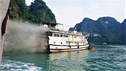 Lại cháy tàu du lịch trên vịnh Hạ Long
