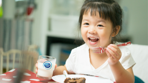 Cô gái Hà Lan  mách mẹ về lợi ích bất ngờ nhờ uống sữa tươi trong bữa sáng cho bé
