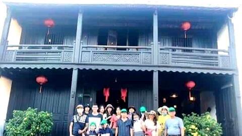 Một hướng dẫn viên bị “ném đá” tơi tả vì khoe đưa khách “tẩu thoát” khỏi Đà Nẵng