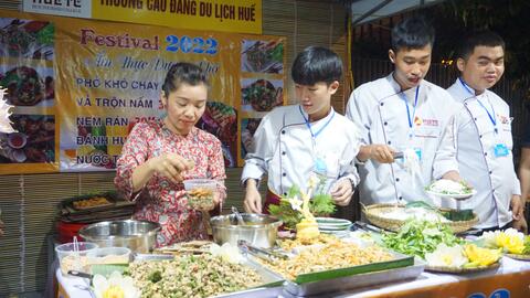 100 món ẩm thực đường phố ở Huế hấp dẫn du khách