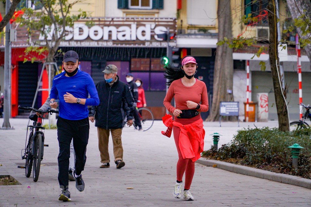 Pho phuong Ha Noi thanh binh trong ngay mung 1 Tet Nham Dan hinh anh 12