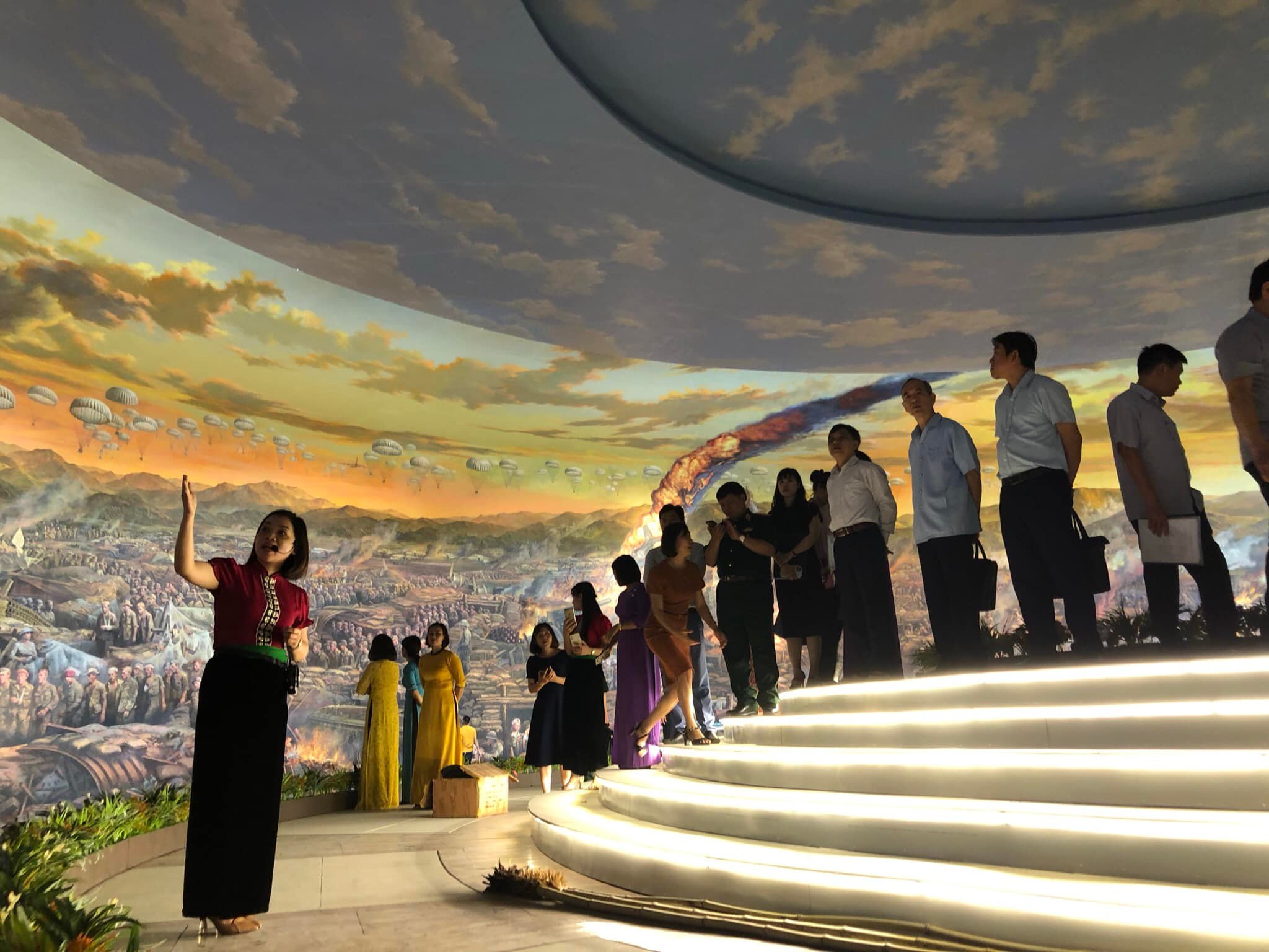 Có thể là hình ảnh về 14 người, mọi người đang đứng và ngoài trời