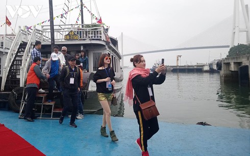 gần 600 khách tàu biển tới hạ long trong ngày mùng 2 tết hình 1 gan 600 khach tau bien toi ha long trong ngay mung 2 tet hinh 1