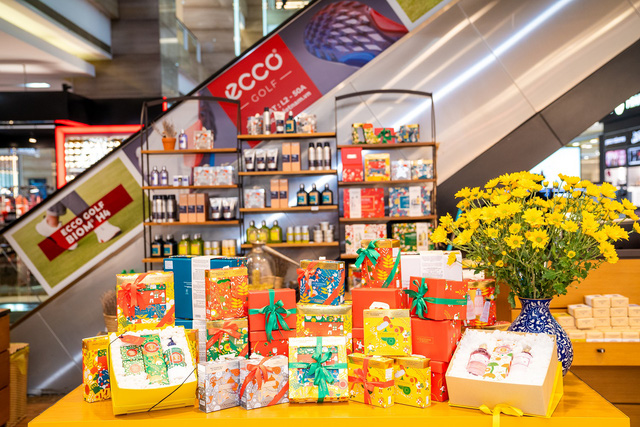 Vincom Black Friday: Khách hàng rộn ràng xếp hàng săn sale “khủng” - Ảnh 5.