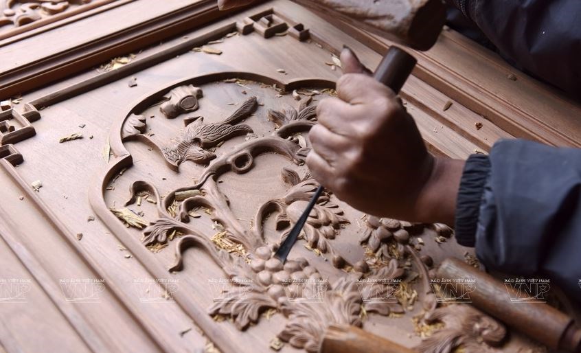 Ve lang moc Chang Son xem cac nghe nhan lam nha go doc dao hinh anh 1