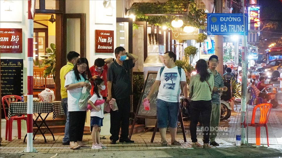 Một du khách từ Hà Nội cho biết, bản thân cũng ý thức được tình hình dịch bệnh phức tạp, nhưng do “trời nóng, đi lại mệt nên tôi bỏ tạm khẩu trang ra“.