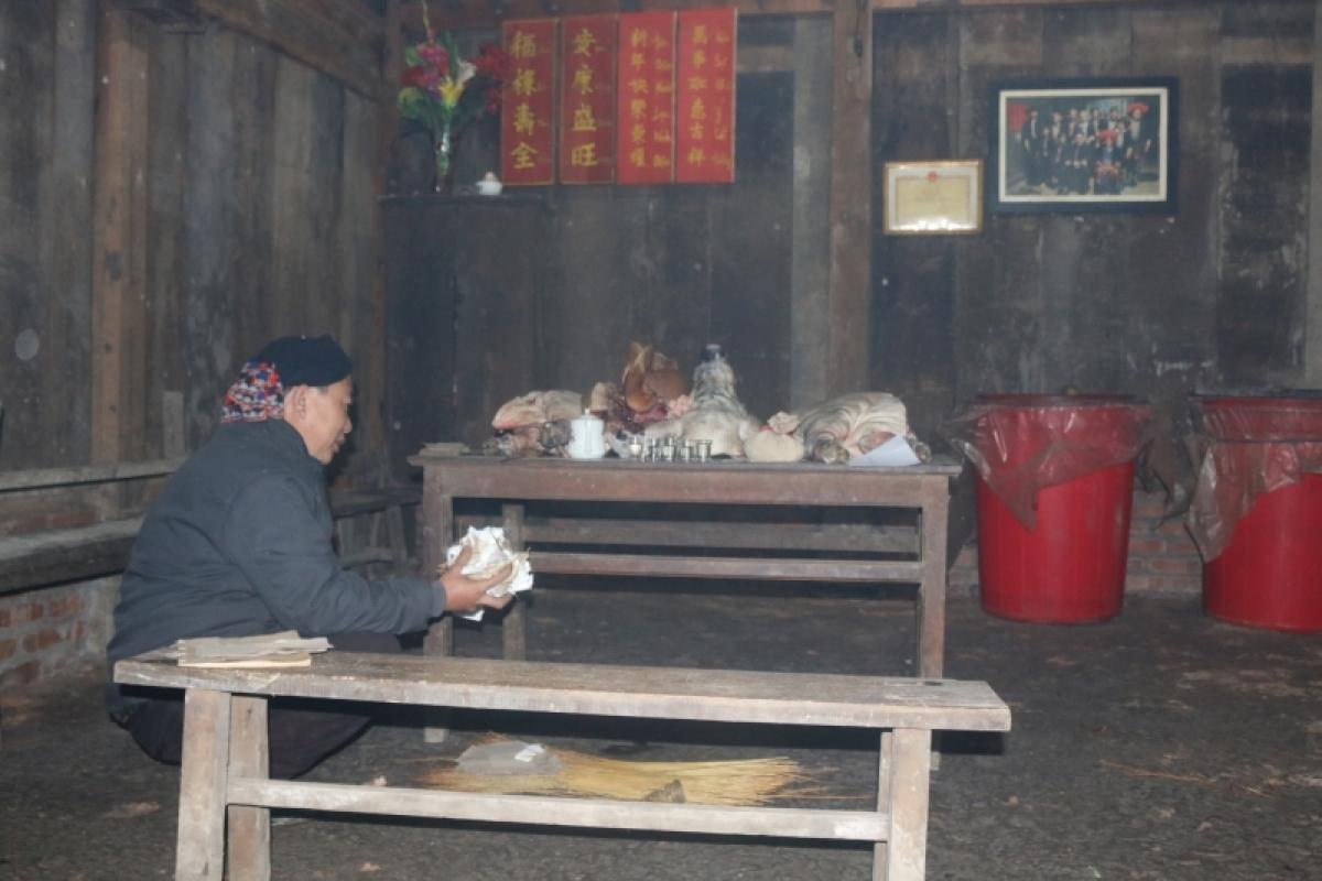 Lễ cúng gia tiên.