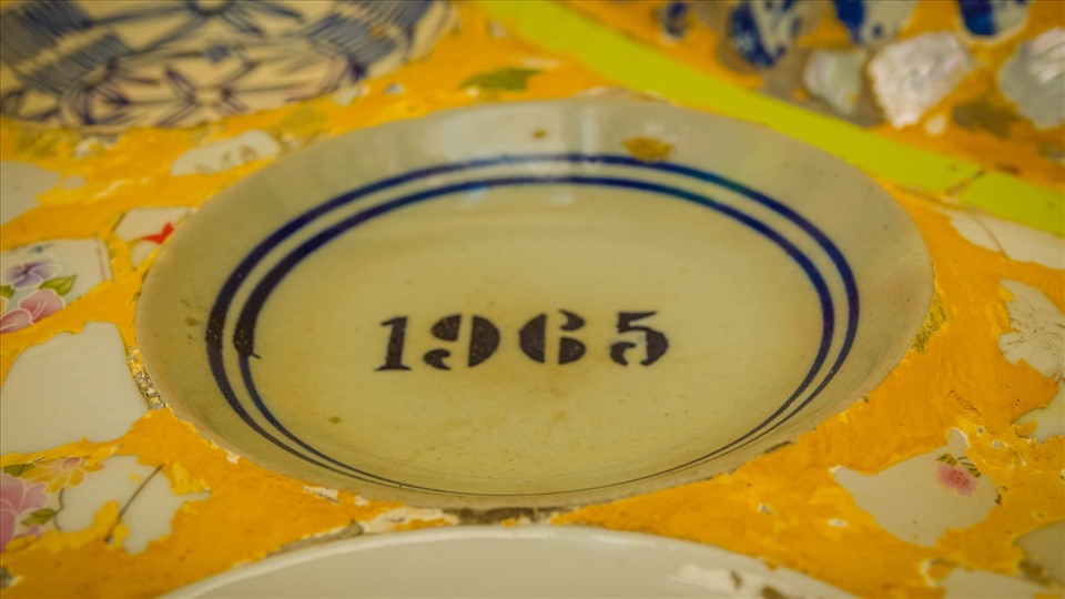 Ngoài chén, đĩa còn nguyên vẹn được ốp lên tường, còn có những mảnh vỡ được trang trí rất đẹp mắt. Những mảnh chén sứ bị vỡ, dưới đôi bàn tay của nghệ nhân đã làm nên những bức phù điêu độc đáo, uốn lượn đẹp mắt trên tường.