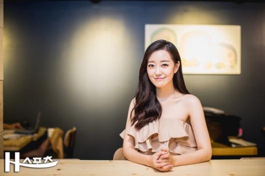 nhan sac nu mc tac nghiep tren noc khach san daewoo gay 