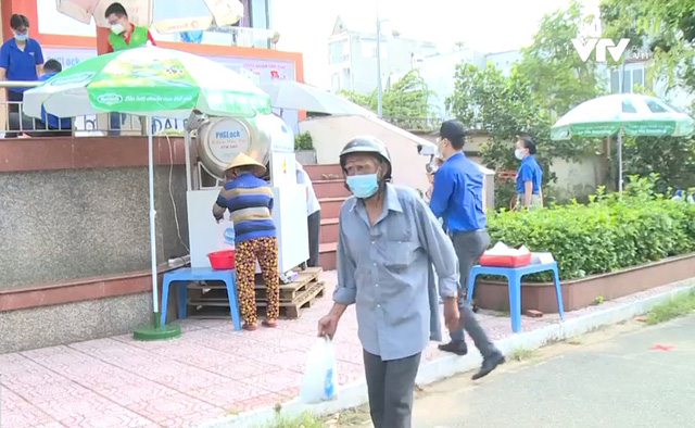 Ấm tình người ATM gạo miễn phí trong mùa dịch - Ảnh 1.