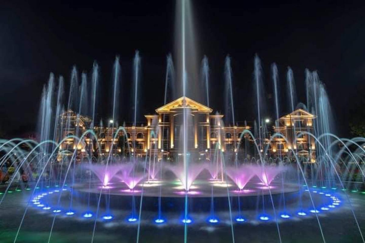 Đài phun nước trên tuyến đường đi bộ ven sông Hương, phía trước trụ sở UBND tỉnh Thừa Thiên - Huế. Tuyến đường này kéo dài từ cầu Trường Tiền đến cầu Dã Viên.