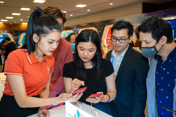 Người dùng háo hức trải nghiệm điện thoại Vsmart 5G ‘Make in Vietnam’