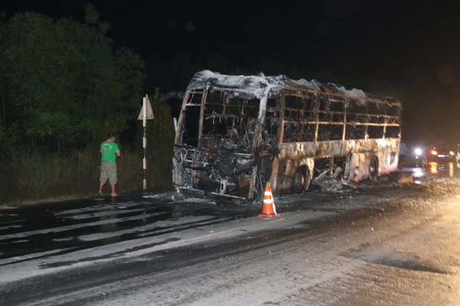 Xe giường nằm cháy trơ khung khi đang lưu thông trên quốc lộ - 1