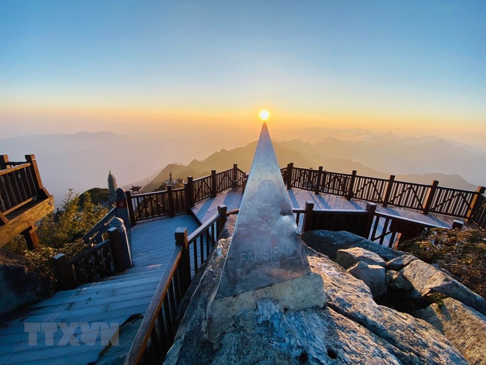 [Photo] Suong muoi phu trang dinh Fansipan, khach du lich thich thu hinh anh 3