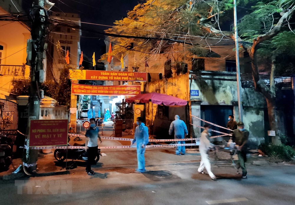 Hy sinh tham lang cua cac “chien sy ao trang” o tuyen dau chong dich hinh anh 2