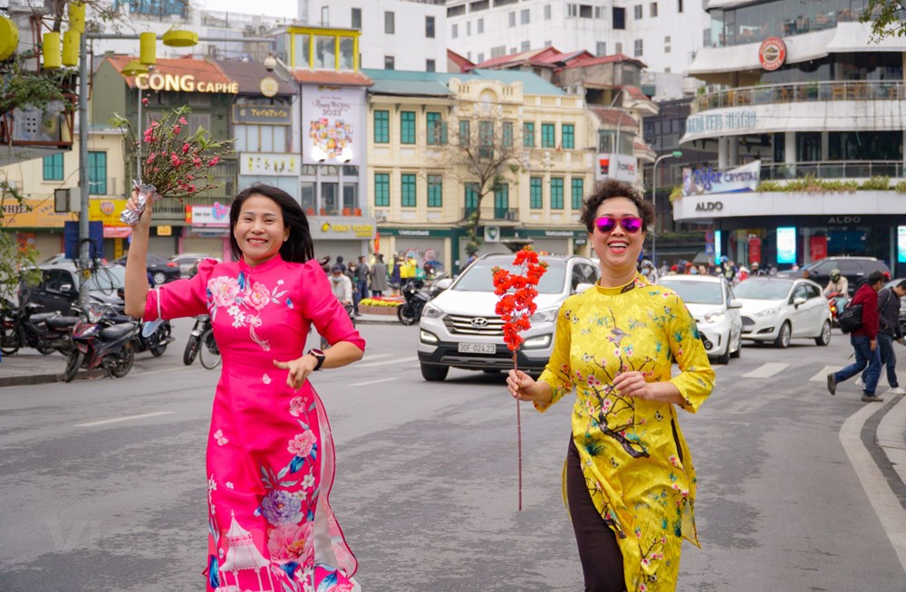 Pho phuong Ha Noi thanh binh trong ngay mung 1 Tet Nham Dan hinh anh 16