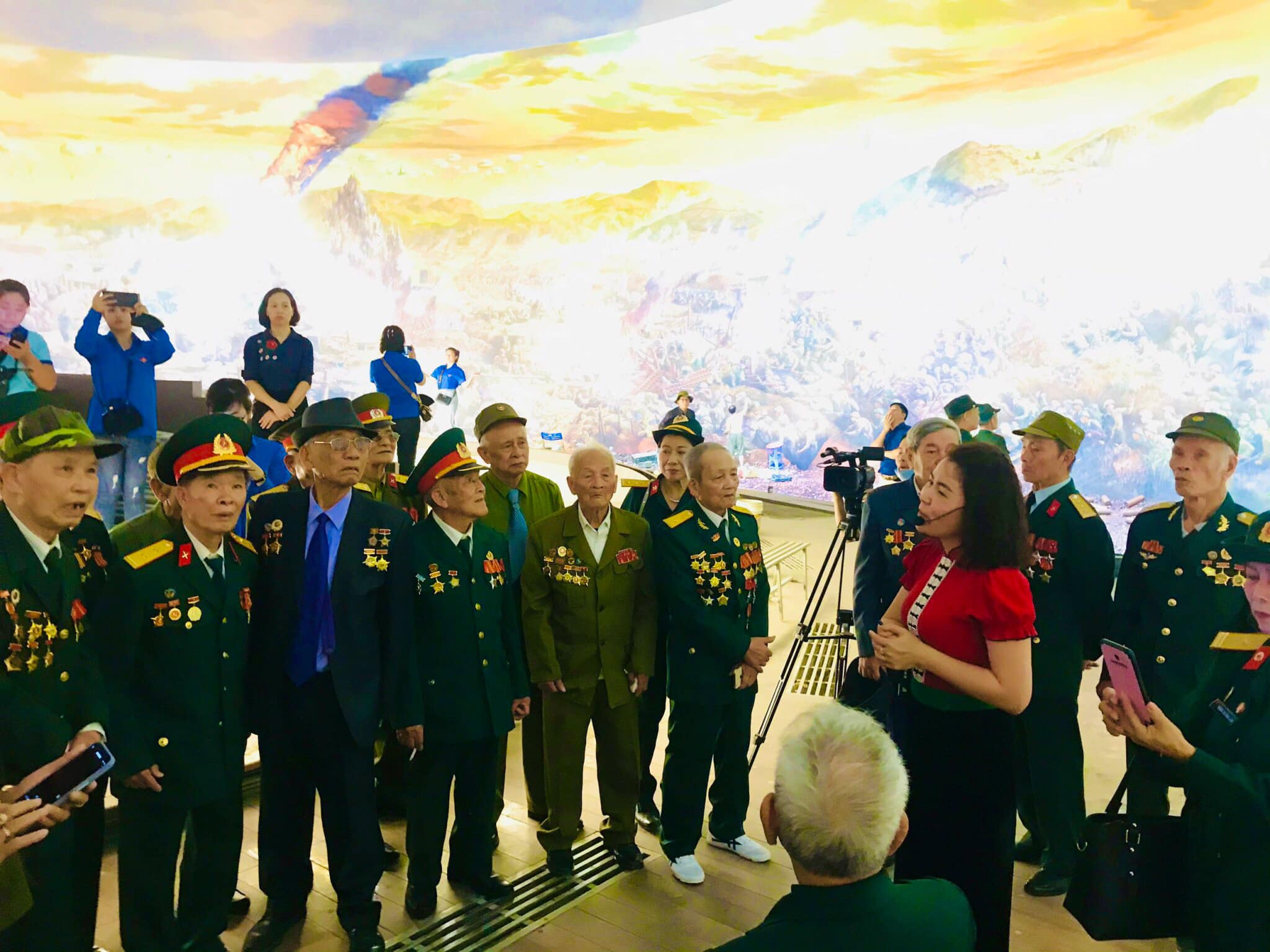 Có thể là hình ảnh về 12 người và mọi người đang đứng