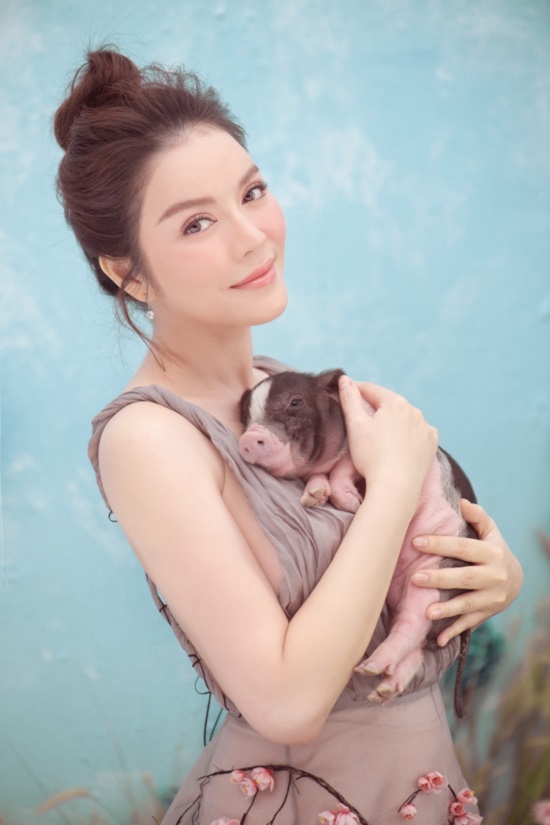 ly nha ky chup anh tet doc dao cung heo con, khoe ve dep non na hinh anh 2