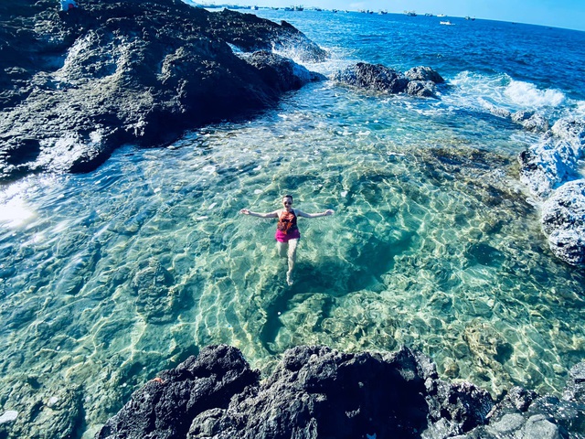 Độc lạ hồ bơi nổi trên biển đẹp như trời Âu ở Bình Thuận - 1