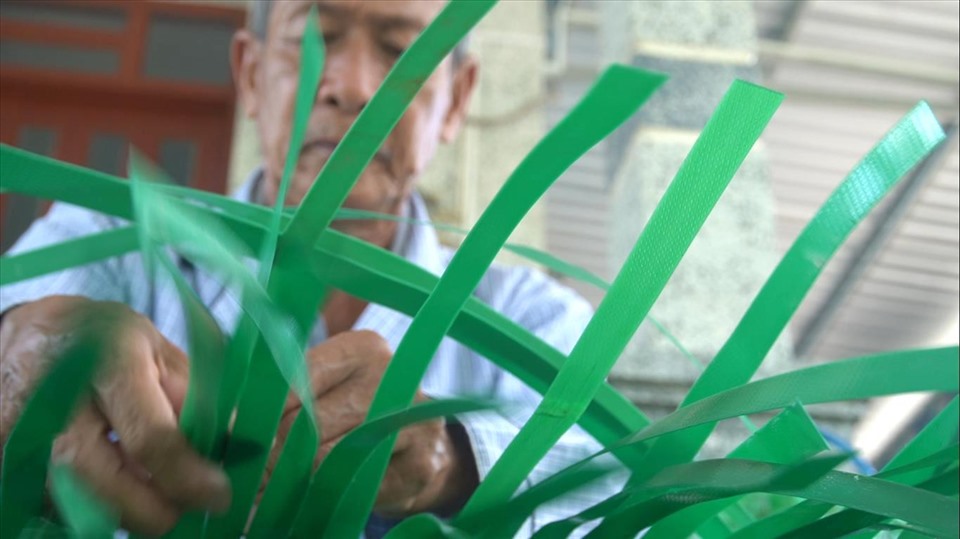 So với loại dây nhựa thông thường, loại dây này có độ cứng cao hơn nên tốn nhiều công sức và phải làm tỉ mỉ hơn. Dây nhặt về được vệ sinh sạch rồi xử lý lại trước khi đan.