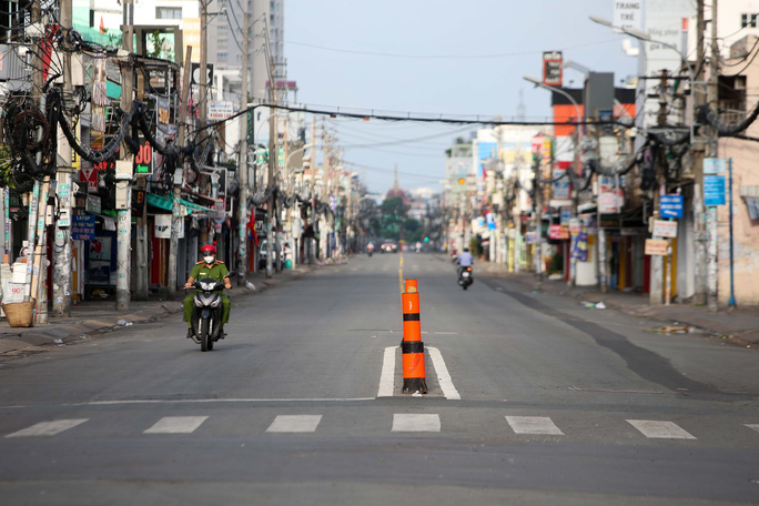 NGÀY ÐẦU TP HCM SIẾT CHẶT GIÃN CÁCH: Người ra đường giảm hẳn - Ảnh 1.