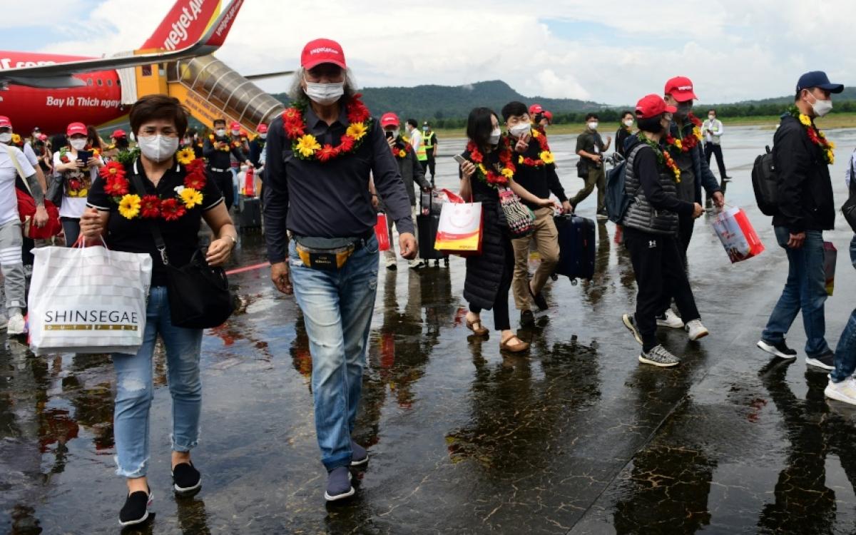 Du khách Hàn Quốc tới Phú Quốc (Việt Nam) thời Covid-19. Ảnh: AFP.