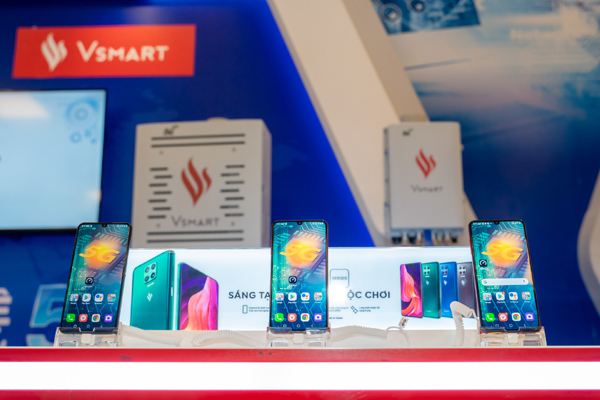 Người dùng háo hức trải nghiệm điện thoại Vsmart 5G ‘Make in Vietnam’