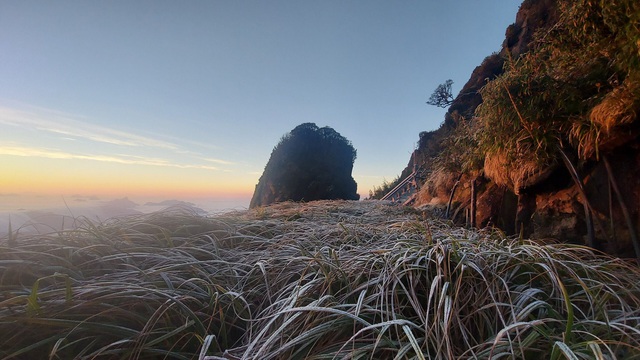 Sáng nay tuyết phủ trắng nóc nhà Việt Nam Fansipan - 4