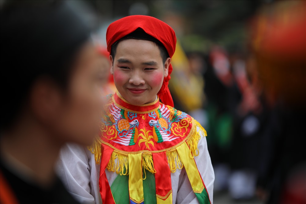 Tương truyá»n khi xưa, Phùng Hưng sau khi Äánh thắng giặc ÄÆ°á»ng thì nghá» chân tại thà nh Tá»ng Bình (là ng Triá»u Khúc ngà y nay). Ngà i lá»nh cho má»t sá» lÃnh nam cải trang thà nh nữ múa Äá» khÃch lá» tinh thần quân sÄ©. Sau nà y, Äiá»u múa trá» thà nh Äặc trưng trong há»i là ng Triá»u Khúc diá»
n ra từ mùng 9 Äến ngà y 12 tháng giêng hà ng nÄm.