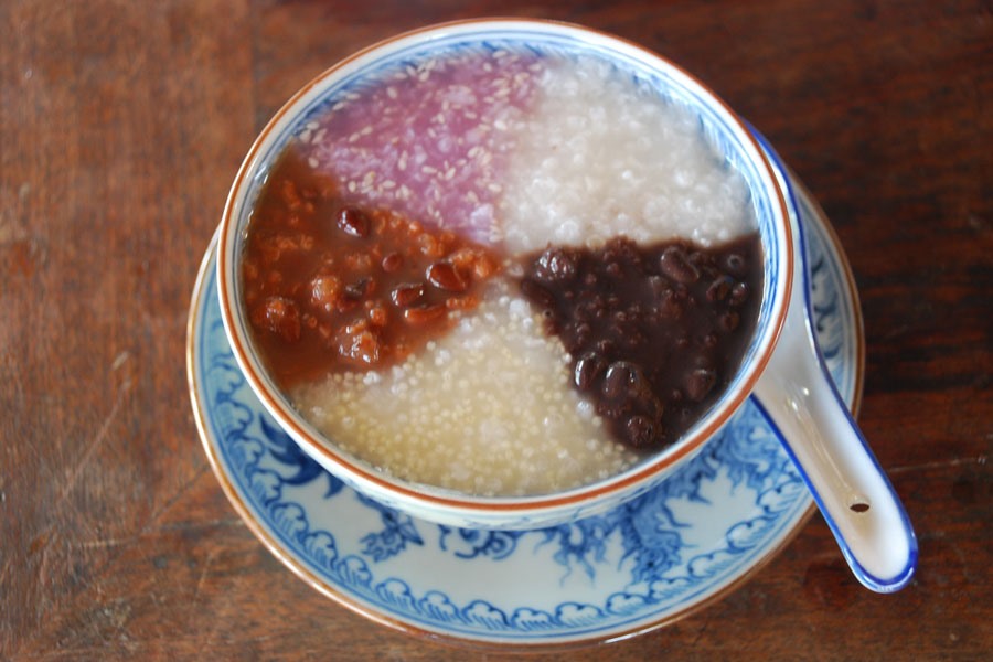 Cháo ngũ sắc ăn với muối trắng.